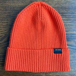 Arc’teryx Skaha beanie great gently used condition Solaris red OS